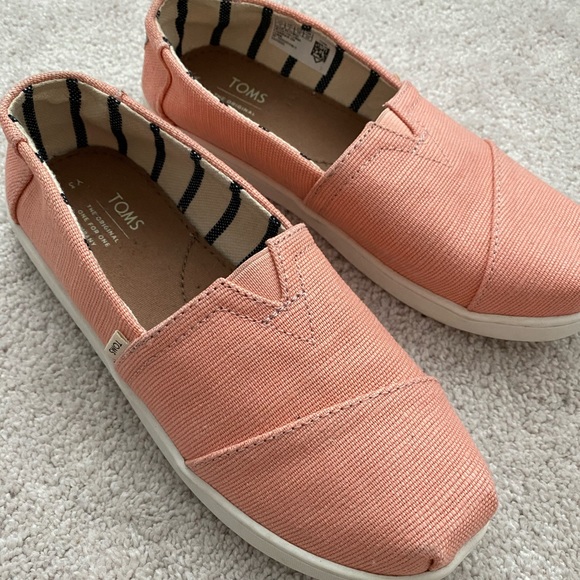 NEW (without tags/box) Tom’s - Picture 3 of 4